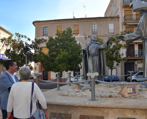 El presidente de la Diputación y alcaldesa de Tobarra admiran el monumento al tambor en la parte baja de la remodelada Plaza de España