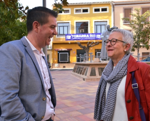 EL presidente de la Diputación y alcaldesa de Tobarra conversan en la parte baja de la remodelada Plaza de España