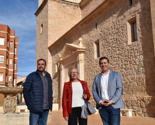 El presidente de la Diputación junto a la alcaldesa de Tobarra y un edil de la localidad posan en la parte alta de la remodelada Plaza de España