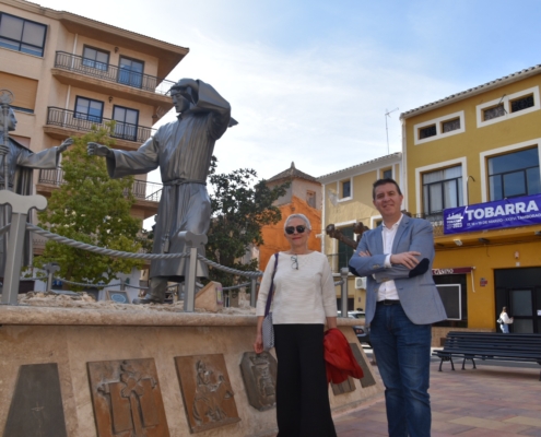 El presidente de la Diputación y alcaldesa de Tobarra en la parte baja de la remodelada Plaza de España