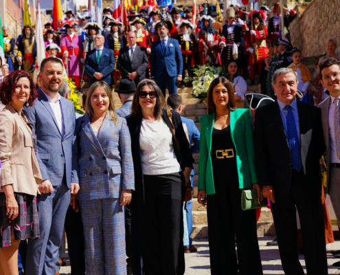 La vicepresidenta provincial en la escalinata del Castillo de Almansa, durante el desfile con motivo de la Recreación Histórica de la Batalla de ...