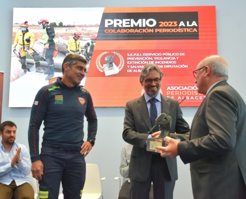 La Asociación de Periodistas de Albacete reconoce al Servicio de Bomberos de la Diputación por su colaboración con la labor informativa de las  ...