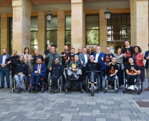 Foto de familia durante la recepción oficial al BSR Amiab en la puerta del Ayuntamiento de Albacete