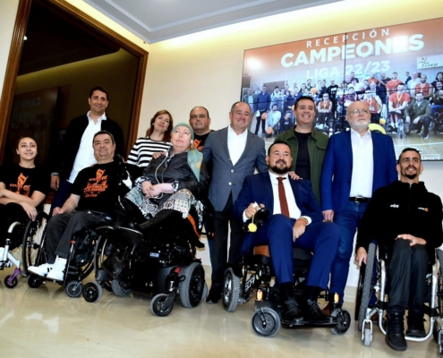 Foto de familia durante la recepción oficial al BSR Amiab en el Salón de Plenos del Ayuntamiento de Albacete