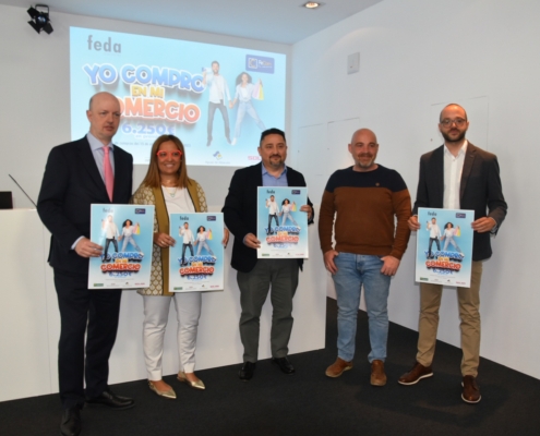 Foto de familia en la presentación de actividad de apoyo al comercio de la mano de FECOM, Globalcaja, Aguas de Albacete y Seguros Soliss