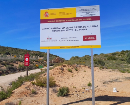 Imagen del cartel que anuncia la actuación a desarrollar en el camino natural de la Vía Verde de la Sierra de Alcaraz en tramo entre Balazote y  ...