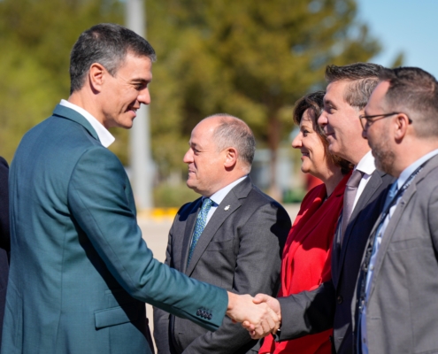 Cabañero acompaña al presidente de Gobierno en su visita para conocer los detalles de la aeronave propulsada por energía solar que Skydweller h ...