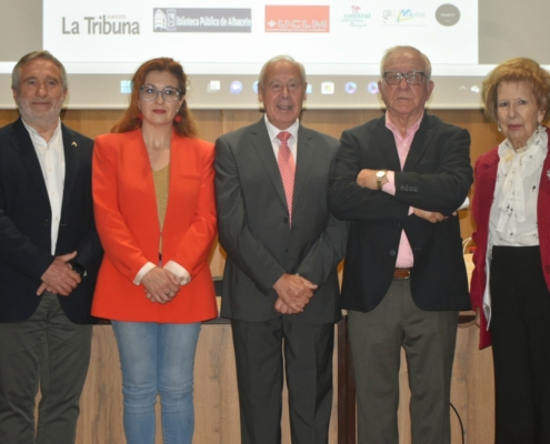 La diputada de Servicios Sociales acompaña a ALUEX en la clausura de su ciclo de conferencias reiterando el compromiso de la Diputación con la a ...