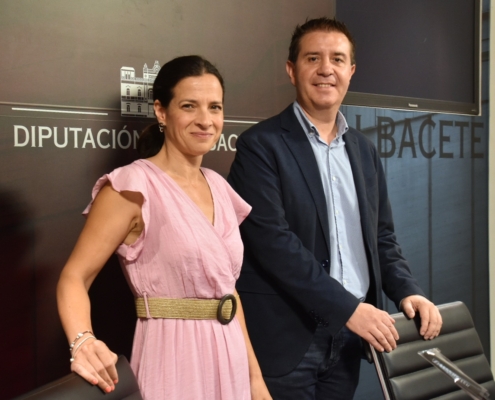 Imagen de archivo del presidente provincial junto a la diputada de Turismo