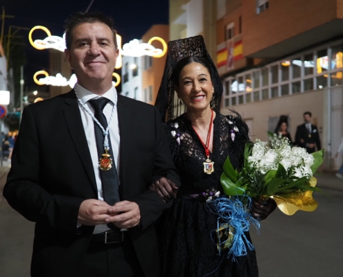 Imagen del presidente provincial en la Ofrenda a la patrona en las Fiestas Mayores de Almansa 2023 junto a la directora del Instituto de la Mujer  ...