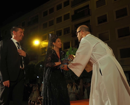 Momento de la Ofrenda a la patrona de Almansa por parte del presidente de la Diputación de Albacete y la directora del Instituto de la Mujer de C-LM