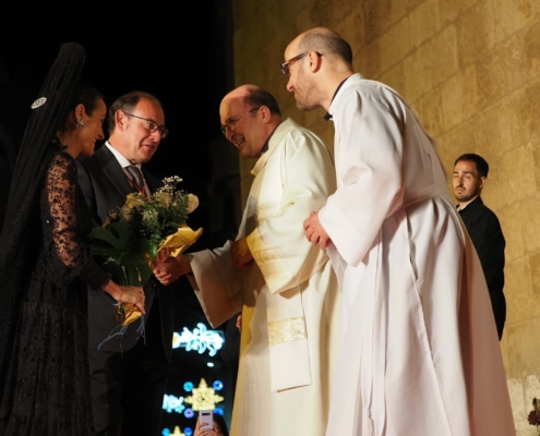 Momento de la Ofrenda por parte del alcalde de Almansa