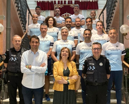 El diputado de Deportes recibe a la delegación de la Policía Local de Albacete que correrá hasta Santiago de Compostela por una buena causa