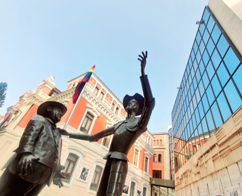 La bandera del Orgullo LGTBI ondea junto a escultura de Don Quijote y Sancho Panza en el Palacio Provincial