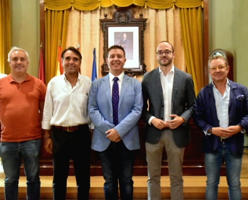 Imagen del presidente junto a los portavoces de las cuatro formaciones políticas presentes en la X Corporación Provincial de la Diputación de A ...