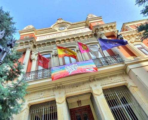 Detalle del Palacio provincial con la pancarta del Orgullo 2023