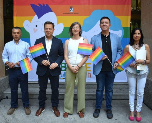 El presidente provincial junto a otros representantes institucionales en el acto institucional por el Orgullo 2023