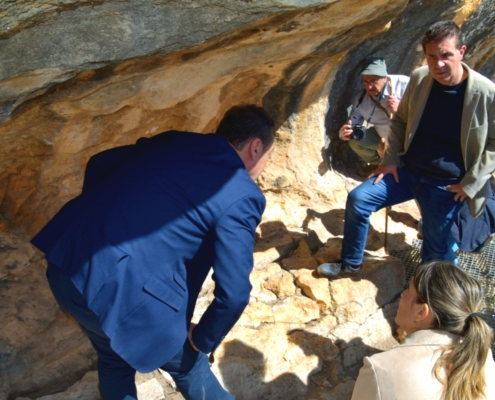 Foto de archivo del presidente Santi Cabañero en uno de los abrigos de arte rupestre que hay en la provincia