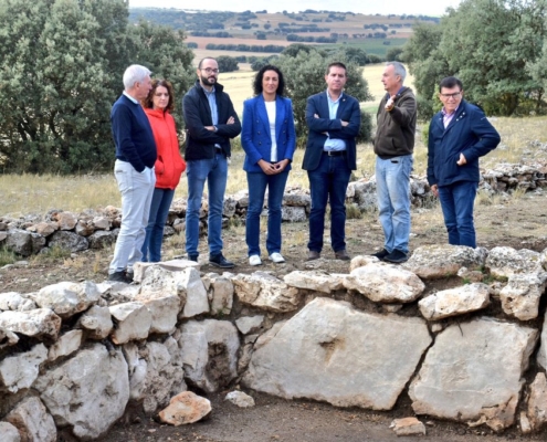 Foto de archivo del presidente Santi Cabañero visitando unos de los yacimientos arqueológicos órganos históricos de la provincia (La Graja, en ...