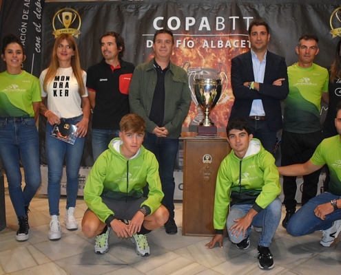 'Foto de familia' con participantes de la IX Copa BTT