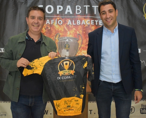 El presidente provincial y el diputado de Deportes posan con el maillot de la Copa BTT