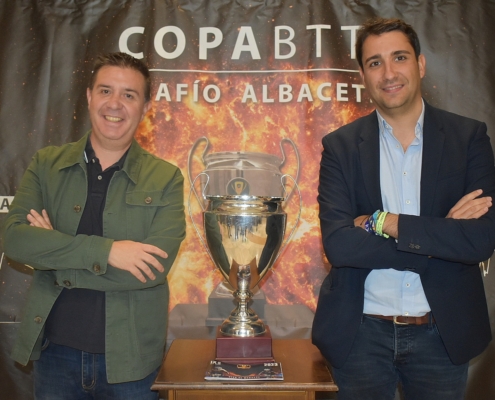 El presidente provincial y el diputado de Deportes posan con la Copa BTT