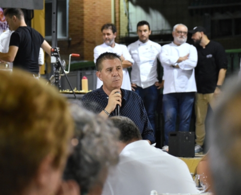 El presidente provincial se dirige a los y las asistentes a la II Cena Gastronómica del Saxosones 2023 de Cenizate