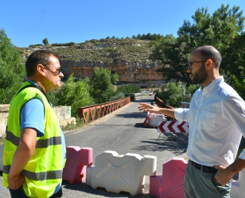 El vicepresidente provincial al incio del tramo de la AB104 cortado al paso de vehículos