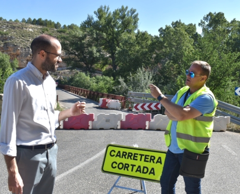 El vicepresidente provincial al incio del tramo de la AB104 cortado al paso de vehículos