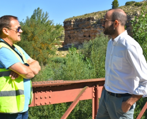 El vicepresidente provincial junto a personal del servicio de Carreteras