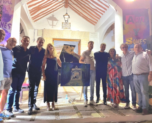 Foto de familia con pintura en la clausura del Saxosones 2023 de Cenizate