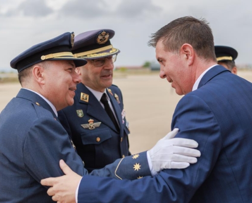 Cabañero reitera el apoyo de la Diputación a la Maestranza Aérea de Albacete en el Relevo de Mando de los coroneles Peña e Isusi