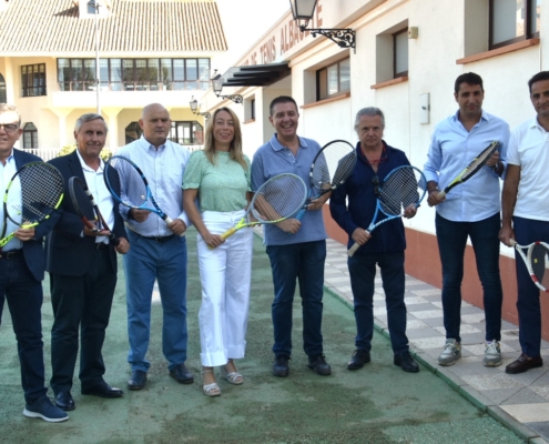 Autoridades posan con raquetas en la puesta de largo de la Copa Leyendas del Tenis