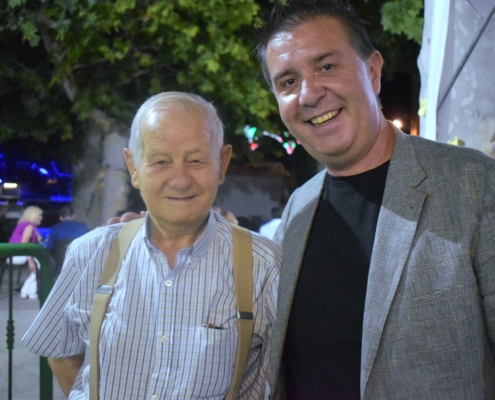 El presidente provincial en el inicio de las fiestas de Fuentealbilla junto al Andres Lujan, abuelo de Andres Iniesta