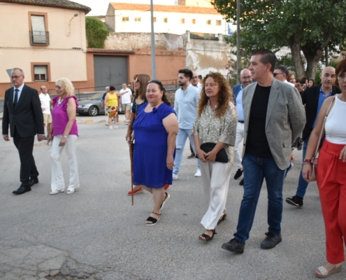 El presidente provincial en un instante de la cabalgata junto a la alcaldesa de Fuentealbilla y a la diputada de ATM