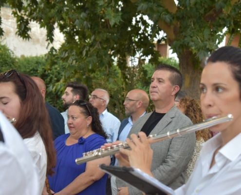 El presidente provincial escucha la interpretacion de la Banda de Musica en un instante de la cabalgata junto a la alcaldesa de Fuentealbilla