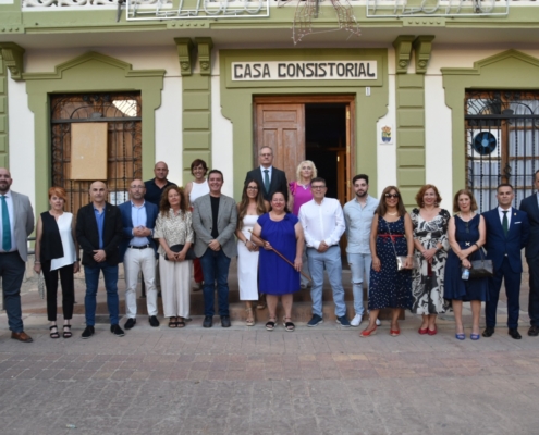 El presidente provincial junto a la alcaldesa de Fuentealbilla y la pregonera de las fiestas de la localidad en una foto de familia con la Coporac ...