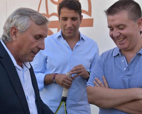 El presidente provincial y el diputado de Deportes junto al director técnico de la Copa Leyendas del Tenis