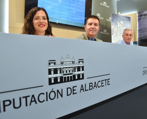 El presidente y la diputada de Turismo junto al director del IEA en la puesta de largo de las actividades previstas en el stand provincial durante ...