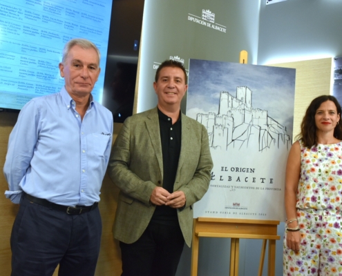 El presidente y la diputada de Turismo posan en la sala de prensa junto al director del IEA con el cartel del stand provincial para la Feria de Al ...