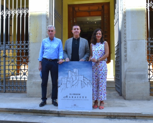 El presidente y la diputada de Turismo posan junto al director del IEA con el cartel del stand provincial para la Feria de Albacete 2023