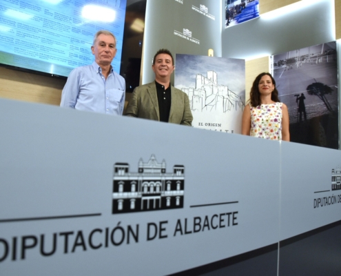 El presidente y la diputada de Turismo posan junto al director del IEA con el cartel del stand provincial para la Feria de Albacete 2023 plano gen ...