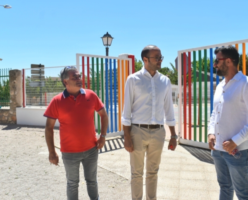 El vicepresidente provincial en el patio del CRA de Hoya Gonzalo junto al alcalde de la localidad y uno de sus ediles