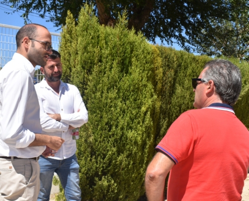 El vicepresidente provincial en el patio del CRA de Hoya Gonzalo junto al alcalde uno de sus ediles