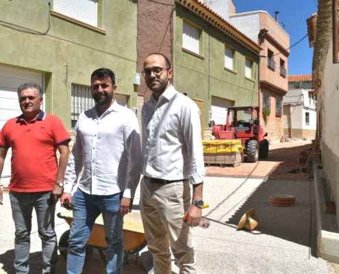 El vicepresidente provincial en una de las calles sobre las que se trabaja con el Dipualba Responde en Hoya Gonzalo junto al alcalde de la localid ...