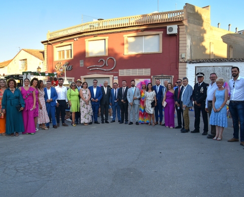 Foto de familia en la cabalgata de apertura de la Feria y Fiestas 2023 de Tarazona de la Mancha