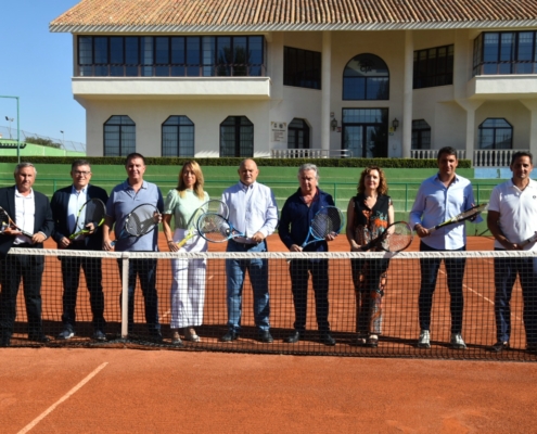 Foto de familia en la pista central del CT Albacete donde las autoridades posan con raquetas en la puesta de largo de la Copa Leyendas del Tenis