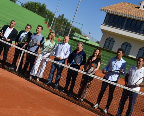 Foto de familia en la pista central del CT Albacete donde las autoridades posan con raquetas en la puesta de largo de la Copa Leyendas del Tenis