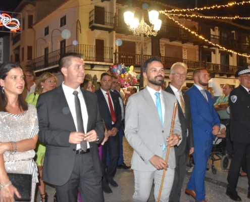 Imagen del presidente provincial entrando en la Plaza Mayor de Tarazona de la Mancha junto al alcalde de la localidad y al pregonero de la Feria y ...