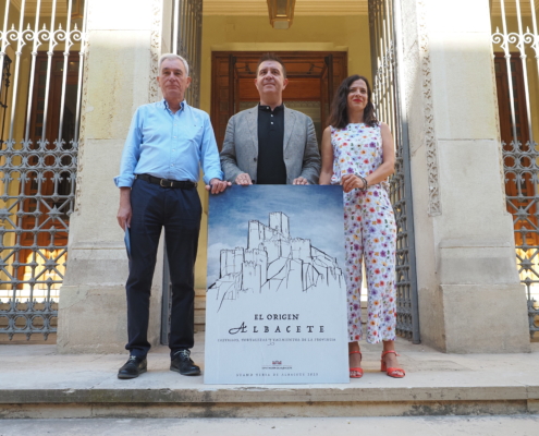 El presidente y la diputada de Turismo posan junto al director del IEA con el cartel del stand provincial para la Feria de Albacete 2023